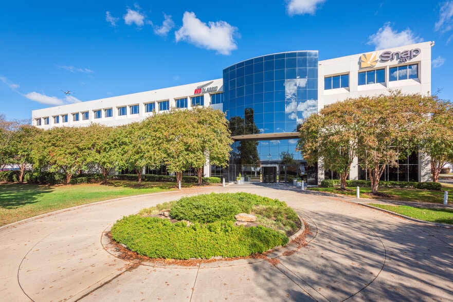 1800 Continental Blvd, Charlotte, NC for lease - Building Photo - Image 2 of 12
