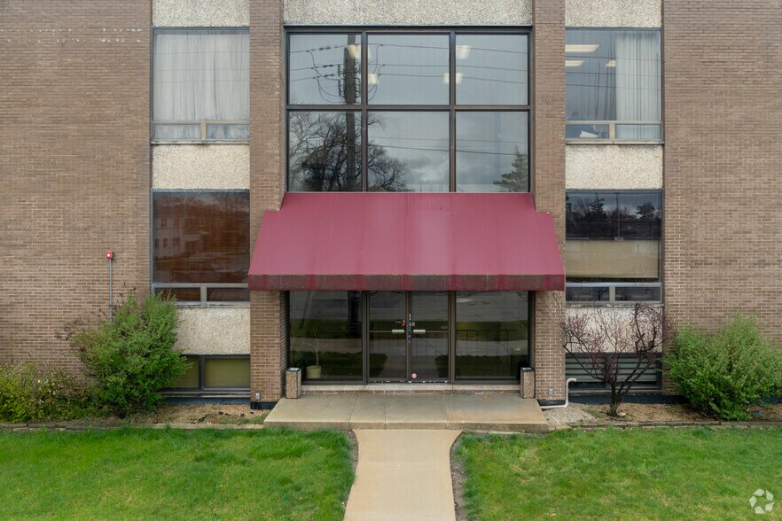 10526 W Cermak Rd, Westchester, IL à vendre - Photo du bâtiment - Image 1 de 7