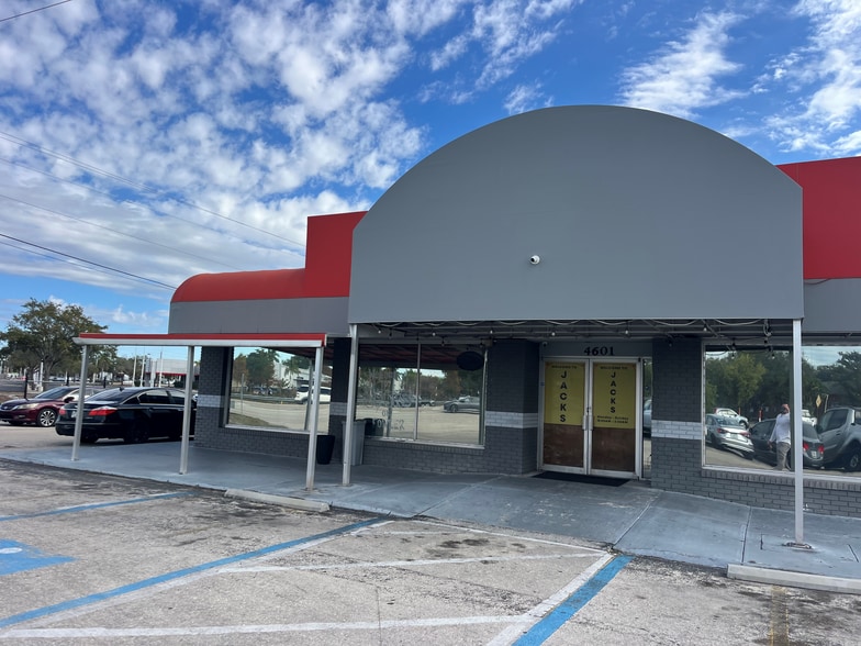 4601 Fowler St, Fort Myers, FL à louer - Photo du bâtiment - Image 2 de 7