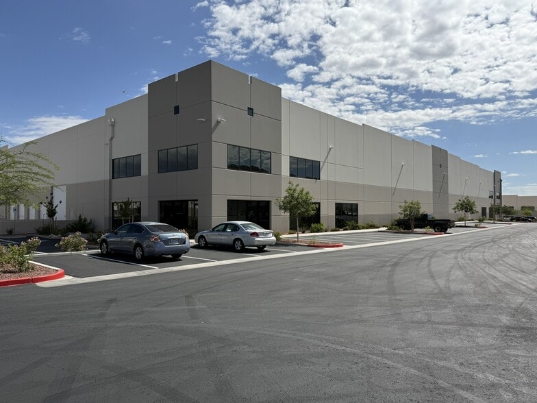 7120 S Buffalo Dr, Las Vegas, NV à louer - Photo du bâtiment - Image 3 de 14