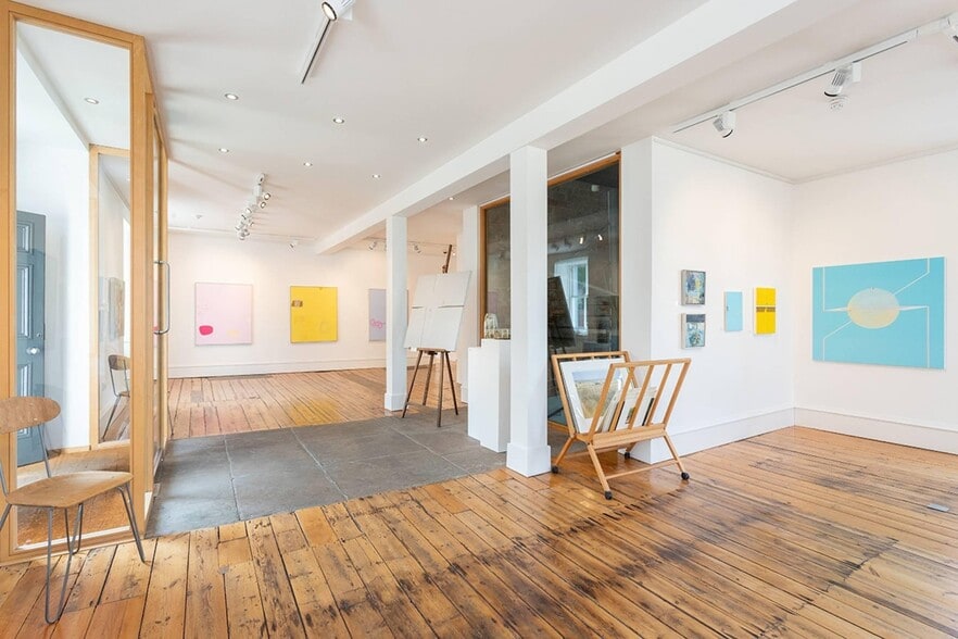 Newport Inn, Restaurant, and Gallery portfolio of 2 properties for sale on LoopNet.ca - Interior Photo - Image 3 of 18