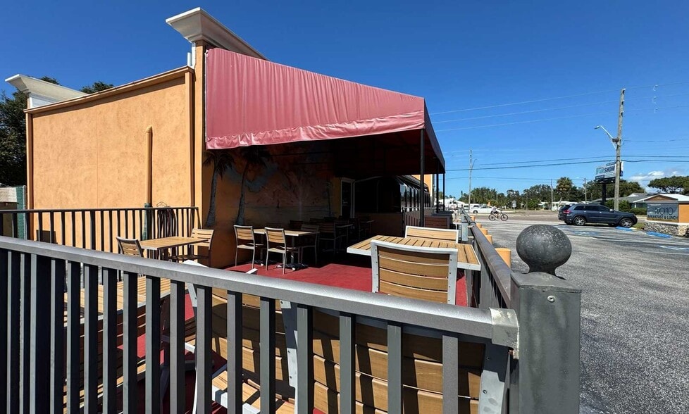 14400 Walsingham Rd, Largo, FL à vendre - Photo du bâtiment - Image 2 de 11