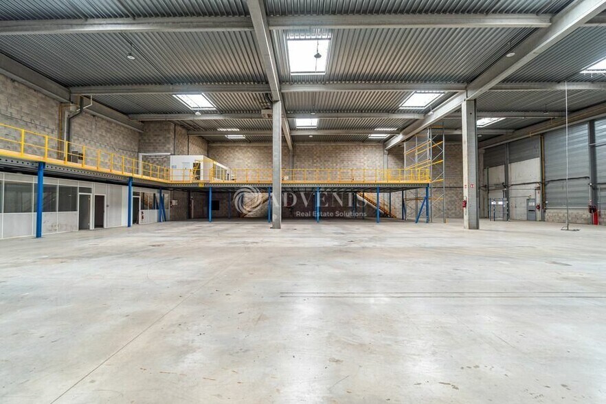 Flex in Combs-la-Ville for lease - Interior Photo - Image 3 of 6
