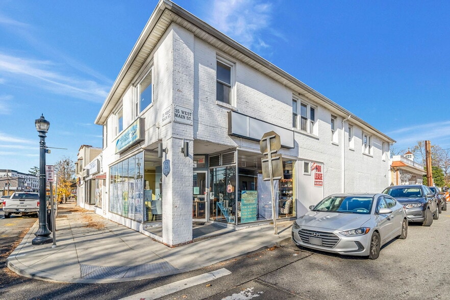 35 W Main St, Smithtown, NY à vendre - Photo du bâtiment - Image 2 de 21