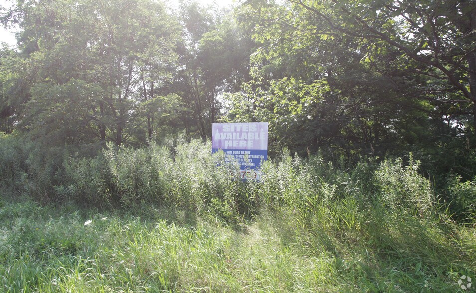 Crossroads Business Park portefeuille de 4 propriétés à vendre sur LoopNet.ca - Photo principale - Image 1 de 1