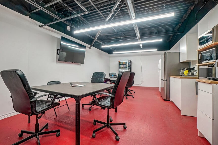 1390 Rue Newton, Boucherville, QC à louer - Photo du bâtiment - Image 3 de 20