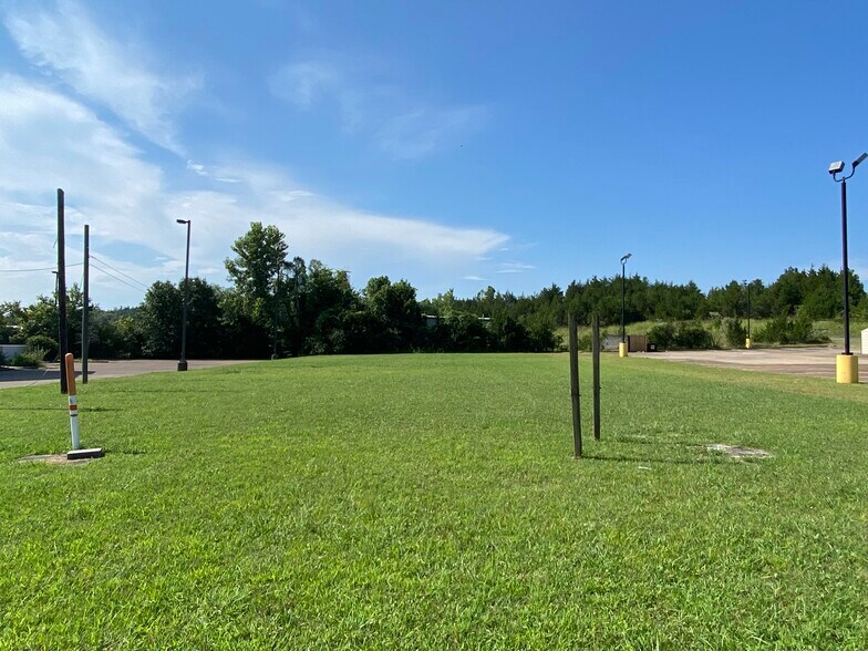 1105 E 82 Hwy, Starkville, MS à vendre - Photo du bâtiment - Image 2 de 4