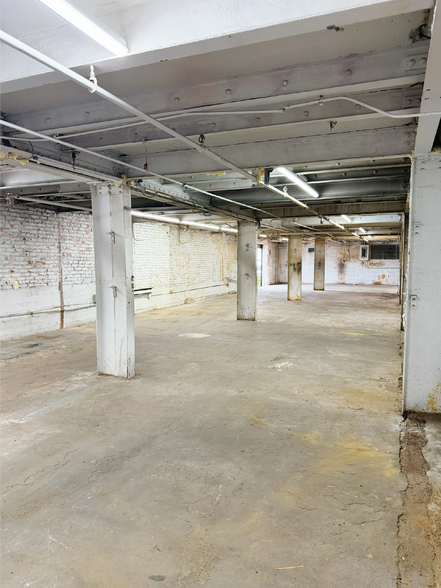 51-18 Grand Ave, Maspeth, NY à louer - Photo du bâtiment - Image 3 de 3