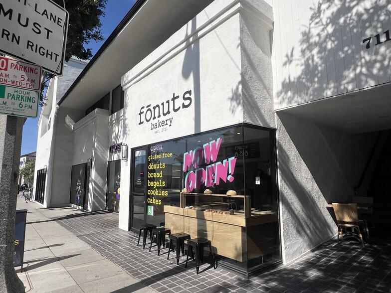 701-715 Montana Ave, Santa Monica, CA for lease - Building Photo - Image 2 of 23