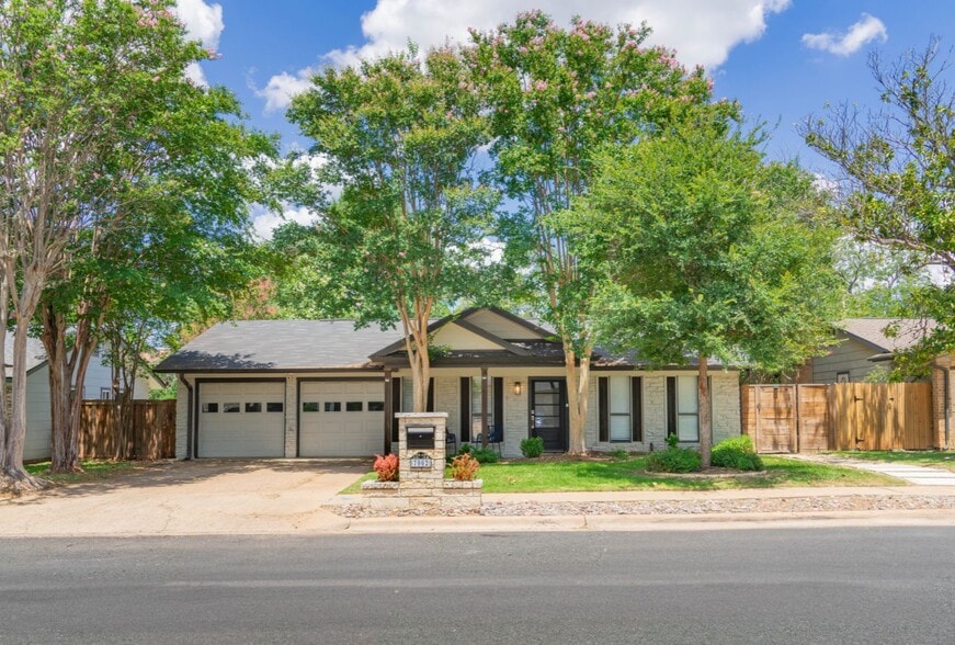 7002 Whispering Oaks Dr, Austin, TX for sale - Building Photo - Image 2 of 38