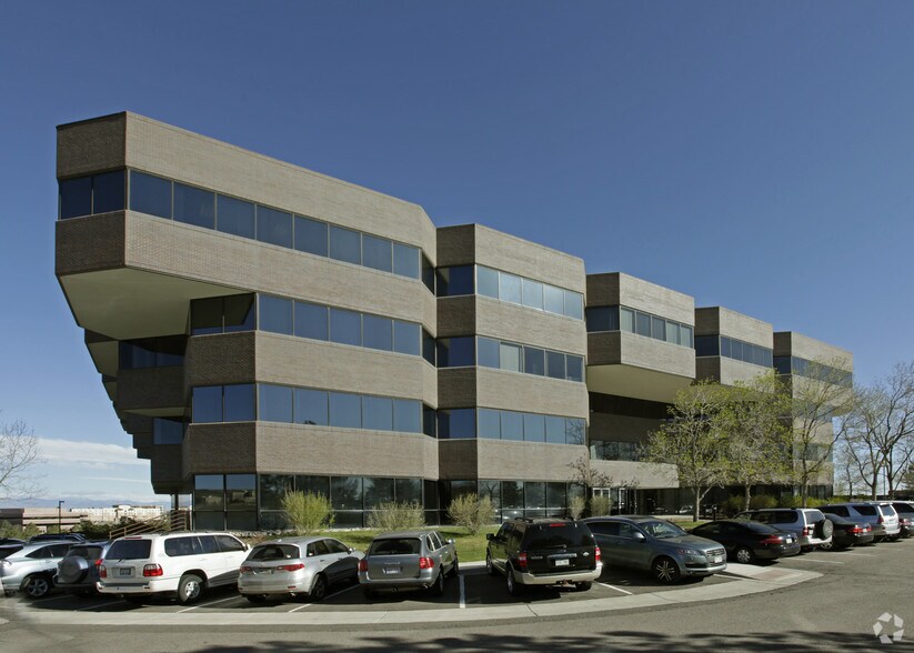 9785 S Maroon Cir, Englewood, CO à vendre - Photo du bâtiment - Image 2 de 18