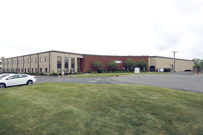 Plus de détails pour 300 McGaw Dr, Edison, NJ - Industriel à louer