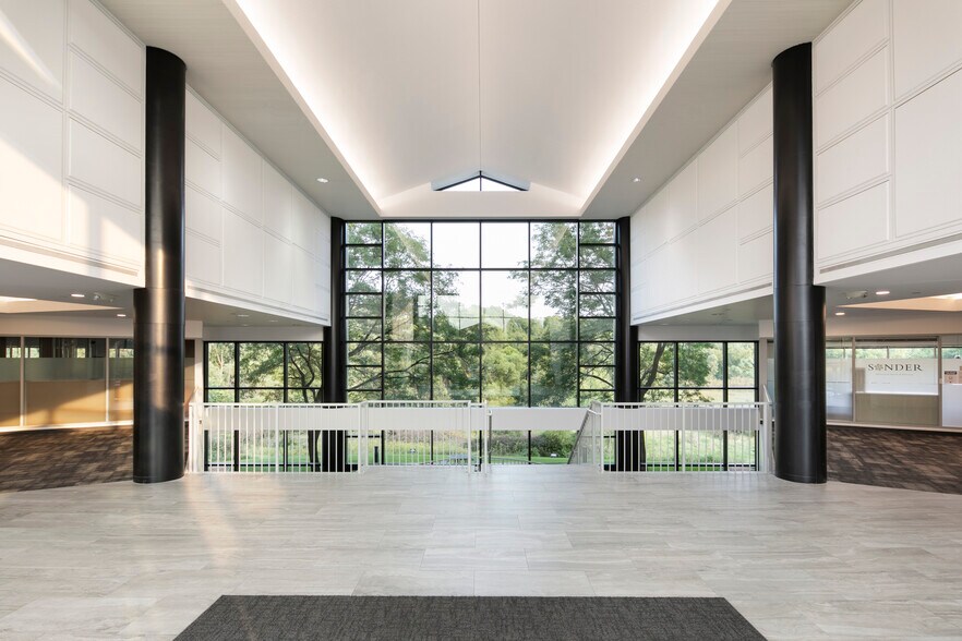 12301 Whitewater Dr, Minnetonka, MN à louer - Hall d’entrée - Image 3 de 7