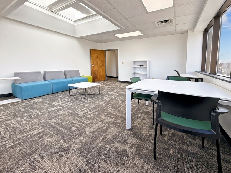 349 W Commercial St, East Rochester, NY for lease - Interior Photo - Image 3 of 14