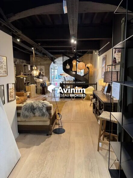 Retail in Lyon for lease - Interior Photo - Image 2 of 11