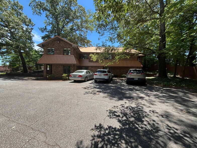 112 Surgical Blvd, Seneca, SC à vendre - Photo du bâtiment - Image 1 de 11