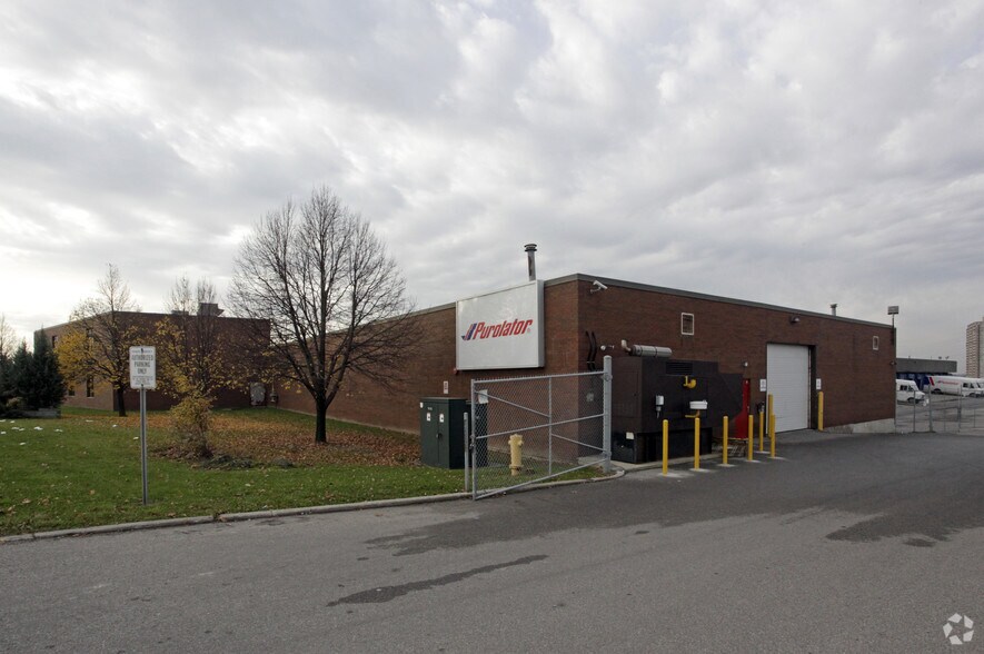 1100 Arrow Rd, Toronto, ON à louer - Photo du bâtiment - Image 2 de 6