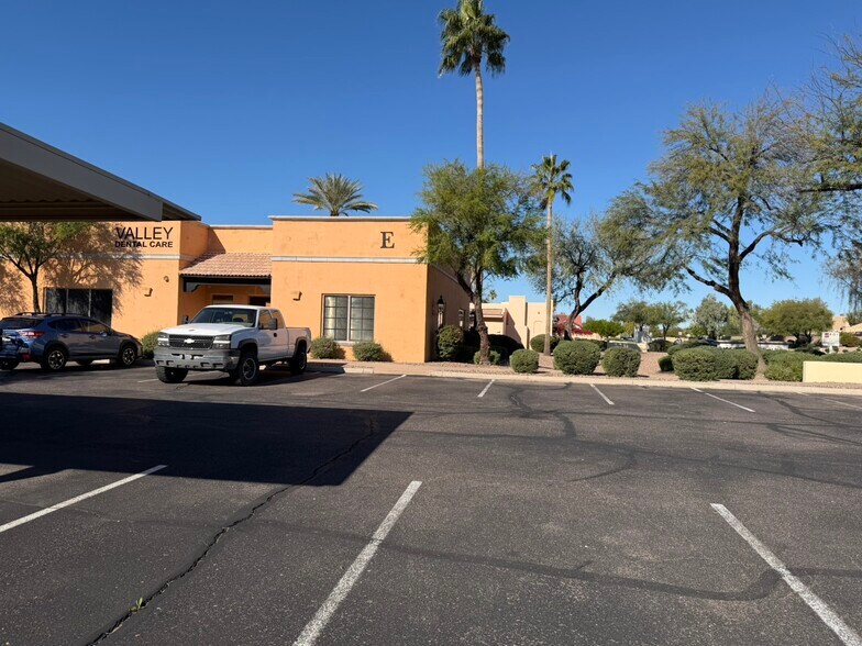 1300 N McClintock Dr, Chandler, AZ à louer - Photo du bâtiment - Image 2 de 3