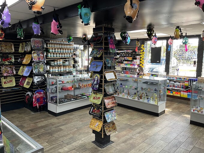 136 Pondella Rd, North Fort Myers, FL à vendre - Photo du bâtiment - Image 2 de 4