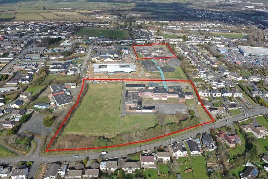 Two Former Education Buildings On Large portefeuille de 2 propriétés à vendre sur LoopNet.ca - Aérien - Image 1 de 3