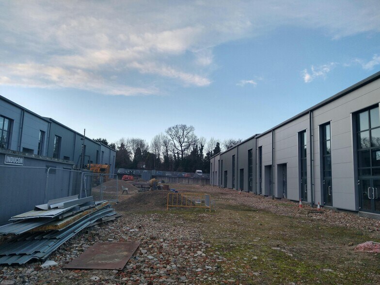 Fishponds Rd, Wokingham à louer - Photo du bâtiment - Image 2 de 3