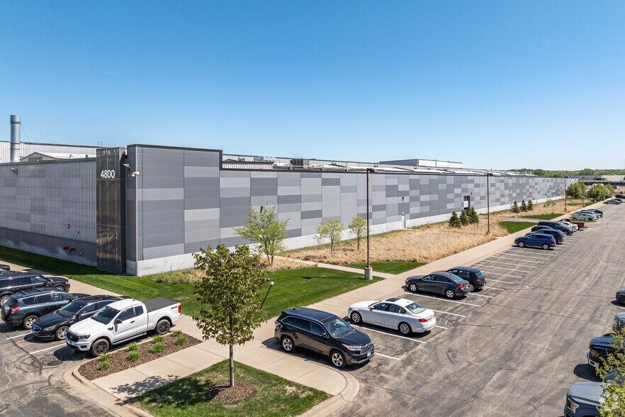 4800 E River Rd, Fridley, MN à vendre - Photo du bâtiment - Image 3 de 9