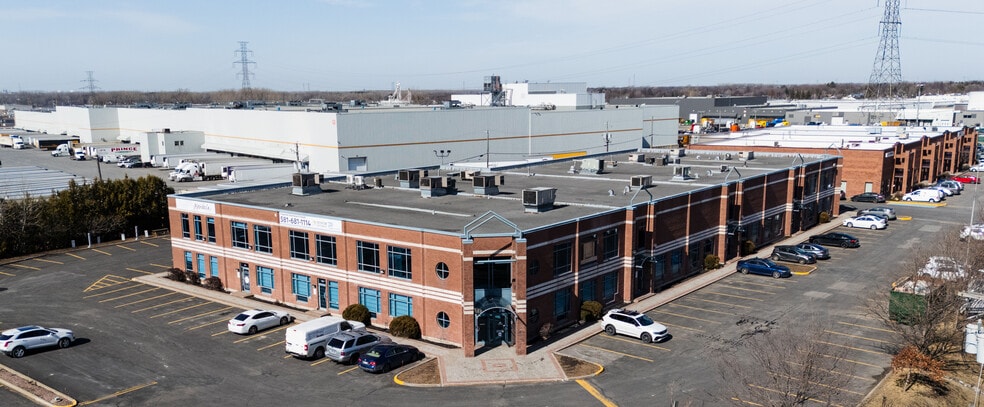 25 Rue de Lauzon, Boucherville, QC à louer - Photo du bâtiment - Image 2 de 11