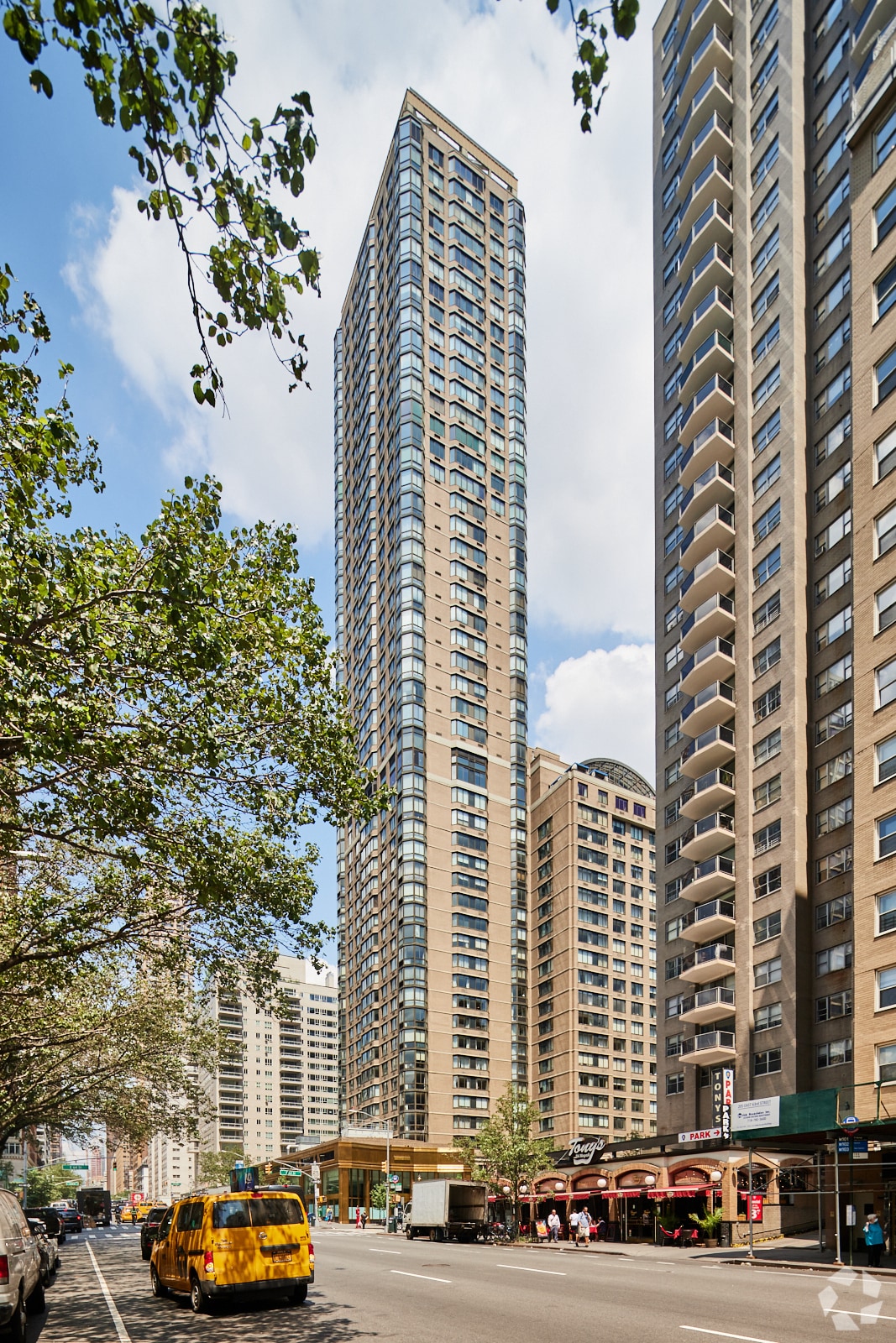 205 E 64th St, New York, NY à louer Photo du bâtiment- Image 1 de 10