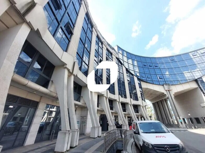 14 Place Georges Pompidou, Montigny-le-Bretonneux à louer - Photo du bâtiment - Image 3 de 22