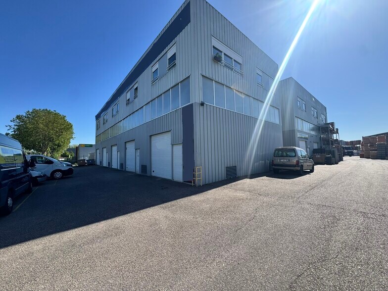Flex in Achères for sale - Building Photo - Image 1 of 10