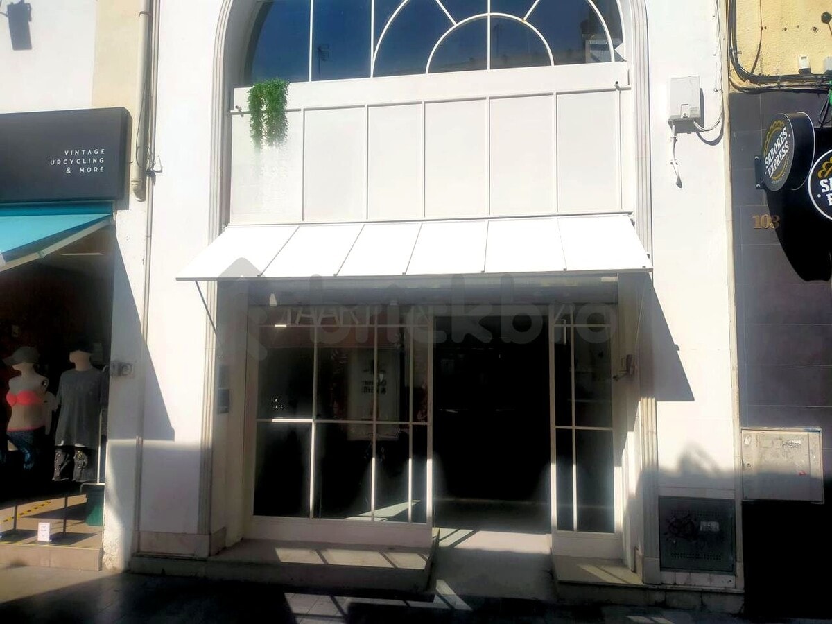 Badalona, BAR 08911 - - - Interior Photo - Image 1 of 12