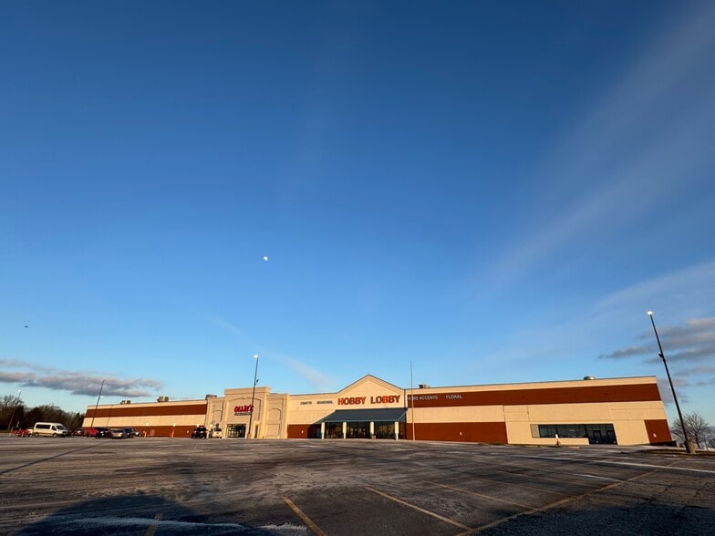 555-805 Center Dr NW, Grand Rapids, MI for lease - Building Photo - Image 3 of 13