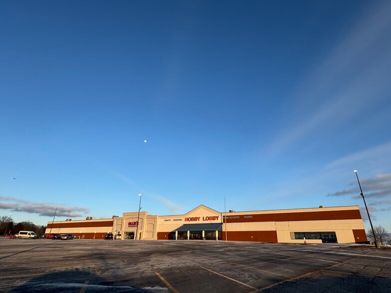 555-805 Center Dr NW, Grand Rapids, MI à louer - Photo du bâtiment - Image 3 de 13