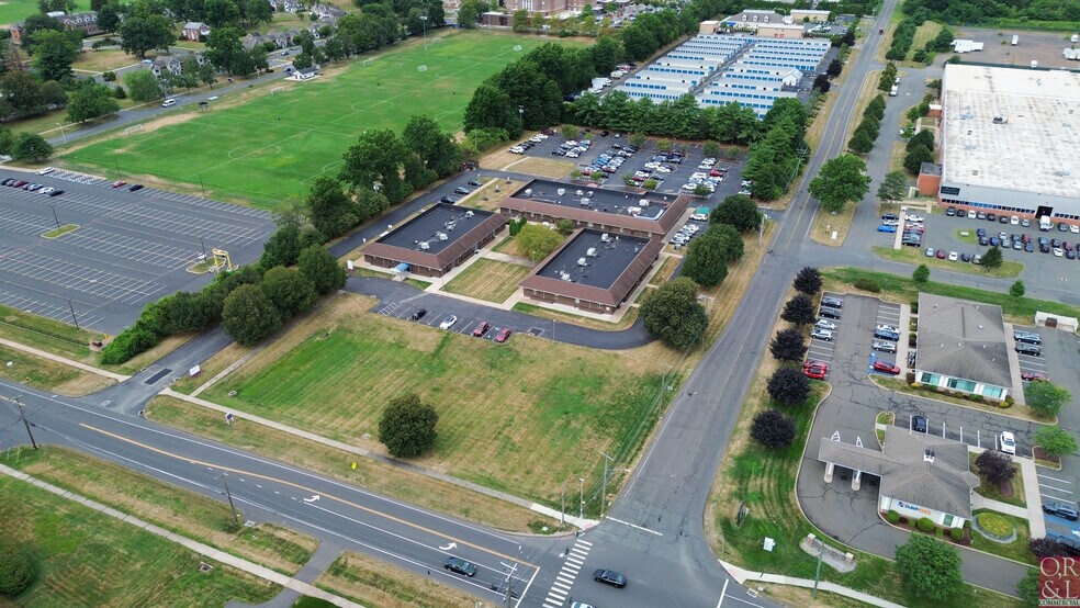 505 Willard Ave, Newington, CT à louer - Photo du bâtiment - Image 3 de 3