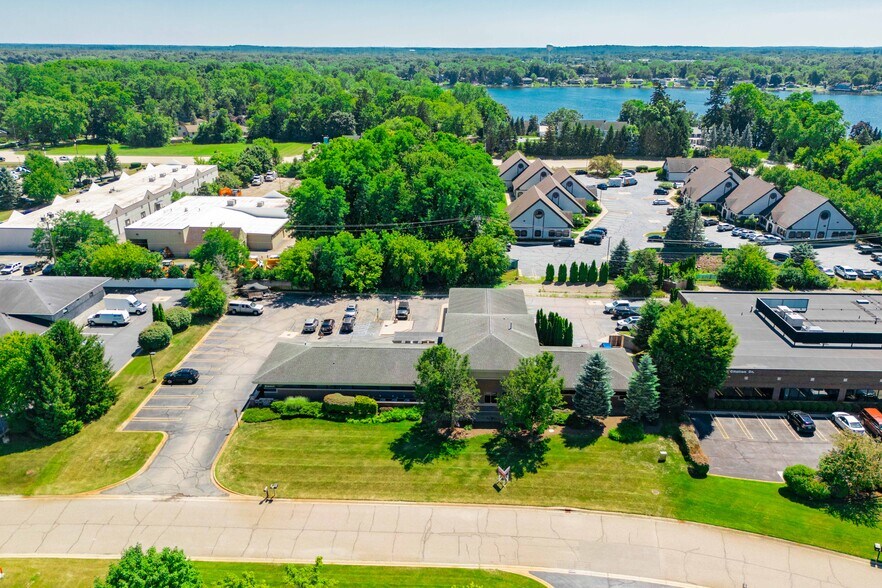 10484 Citation Dr, Brighton, MI à vendre - Photo du bâtiment - Image 3 de 37