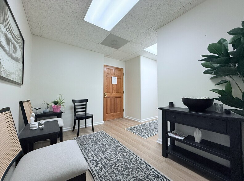 7 Auer Ct, East Brunswick, NJ à louer - Photo du bâtiment - Image 3 de 9