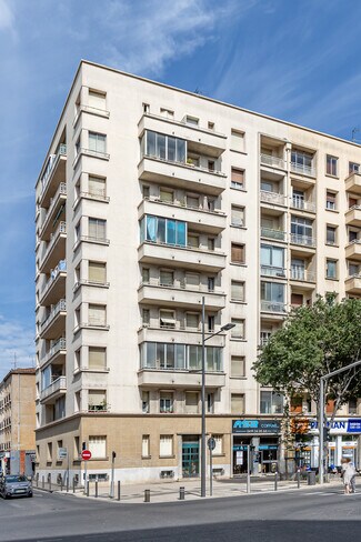 Plus de détails pour Multi-résidentiel à vendre