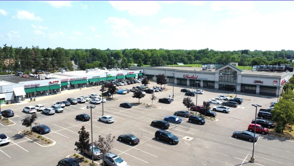 33330 W 12 Mile Rd, Farmington Hills, MI à louer - Photo du bâtiment - Image 2 de 3