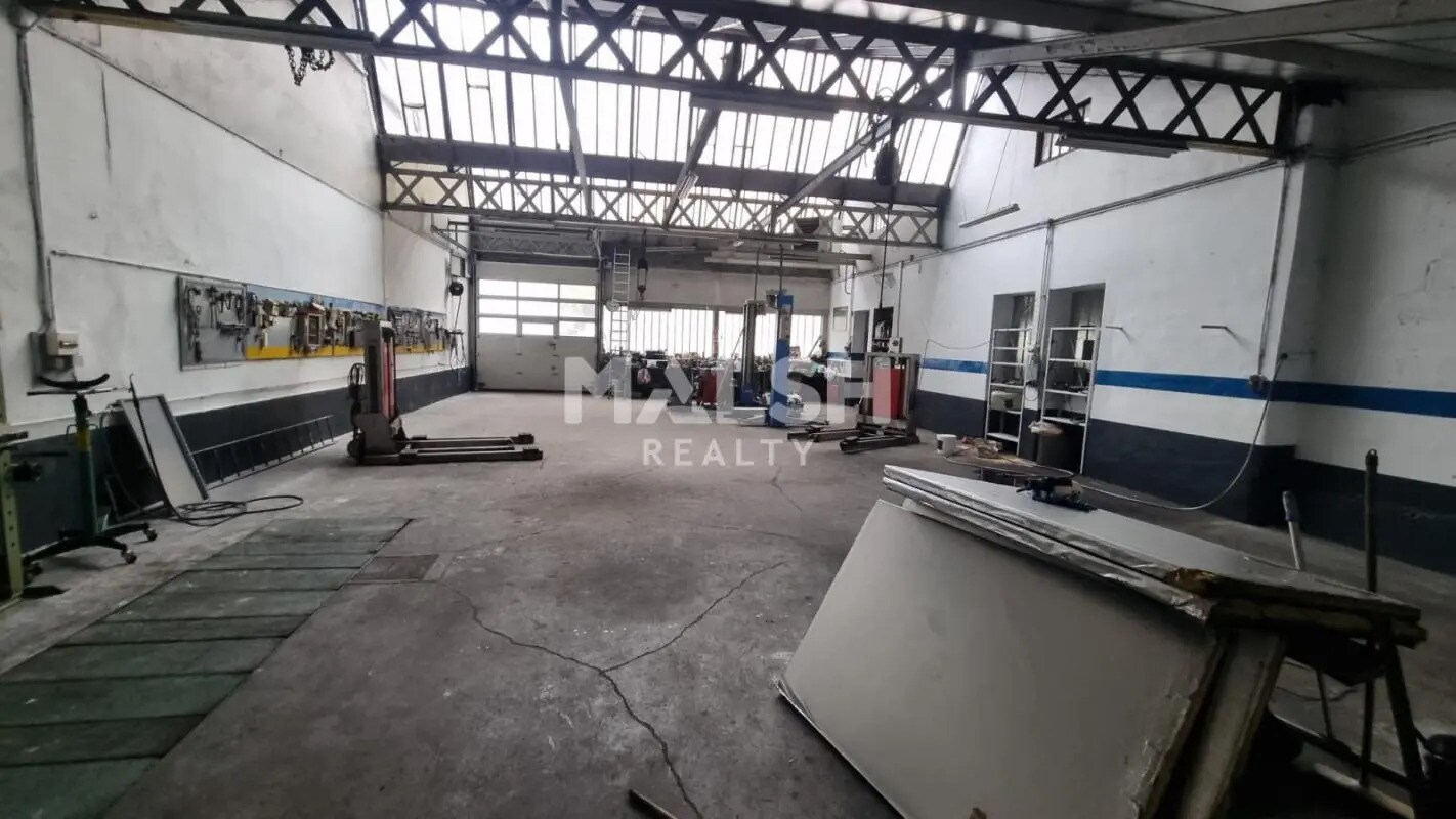 Office in OULLINS-PIERRE-BÉNITE for lease Interior Photo- Image 1 of 13