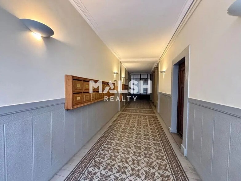 Office in Lyon for lease - Lobby - Image 2 of 10