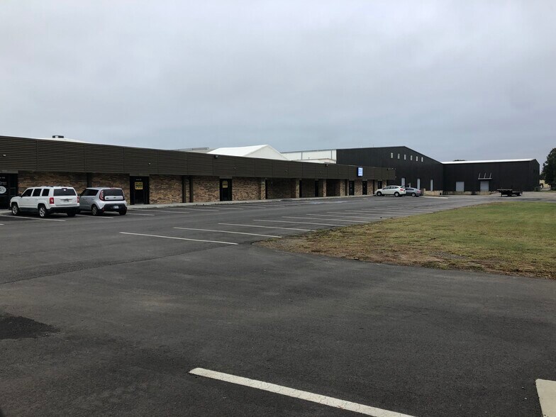 700 S German Ln, Conway, AR à louer - Photo du bâtiment - Image 1 de 1