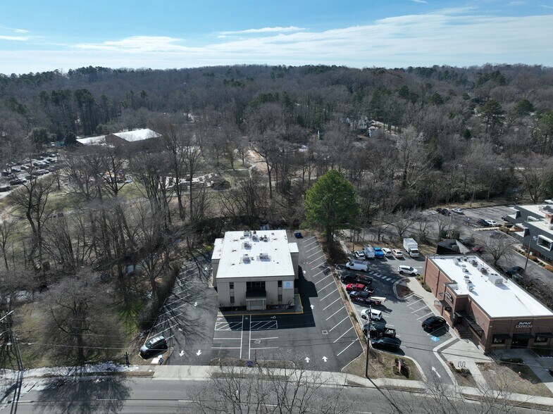 110 S Estes Dr, Chapel Hill, NC à vendre - Photo du bâtiment - Image 2 de 6