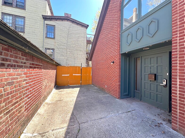 77 Grand St, Newburgh, NY à vendre - Photo du bâtiment - Image 3 de 19