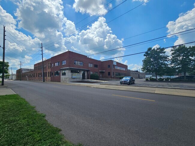 Plus de détails pour 1225 7th St, Columbus, IN - Industriel à louer