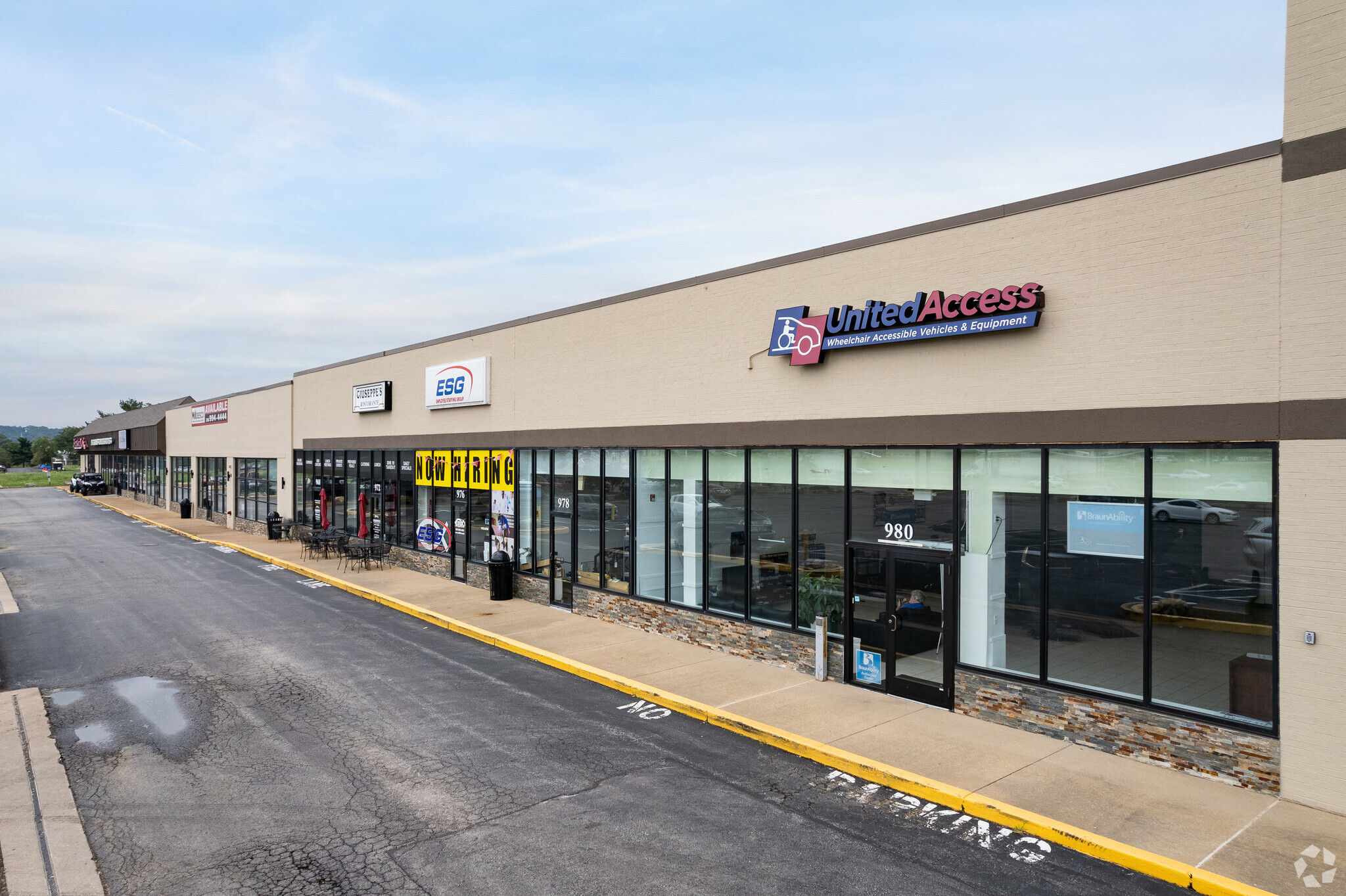 950-988 S Highway Dr, Fenton, MO for lease Primary Photo- Image 1 of 7