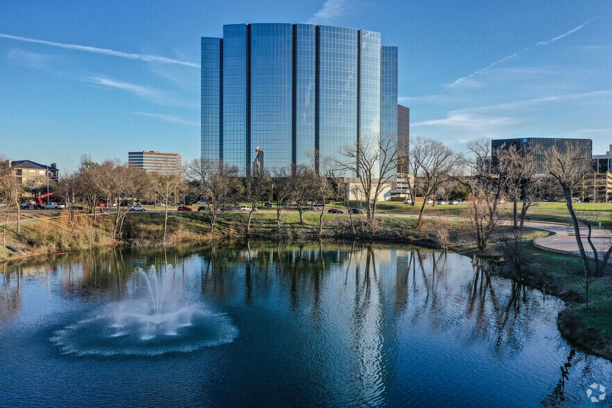 12377 Merit Dr, Dallas, TX à louer - Photo du bâtiment - Image 3 de 24