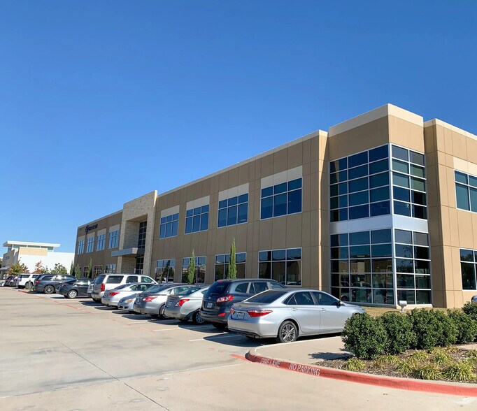 8454 Parkwood Blvd, Plano, TX à louer - Photo du bâtiment - Image 2 de 19