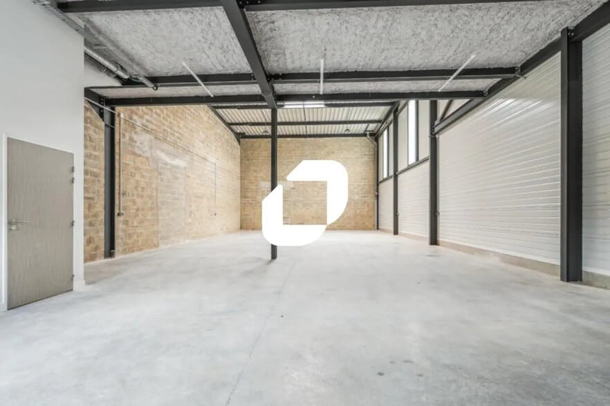 Office in Lieusaint for lease - Interior Photo - Image 3 of 12