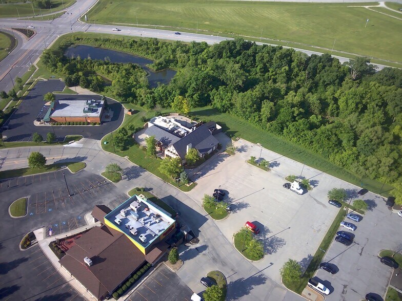 1340 Village West Pky, Kansas City, KS à louer - Photo du bâtiment - Image 2 de 16