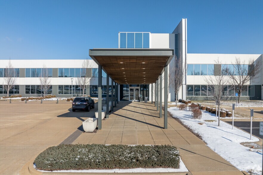 4700 N Hanley Rd, Berkeley, MO à louer - Photo du bâtiment - Image 2 de 20